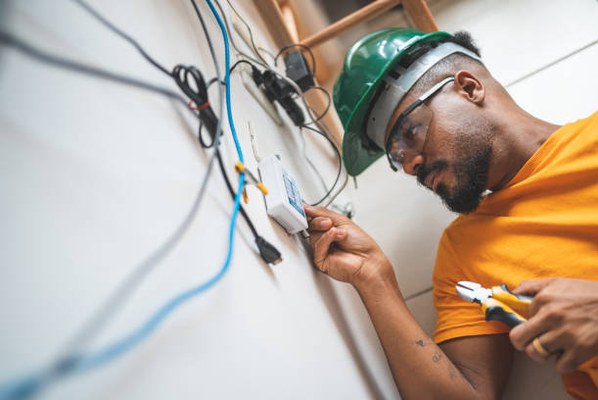FreeTV installer wiring a decoder connection